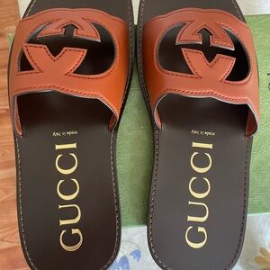 Brand new men’s Gucci interlocking G brown leather sandals. Made in Italy